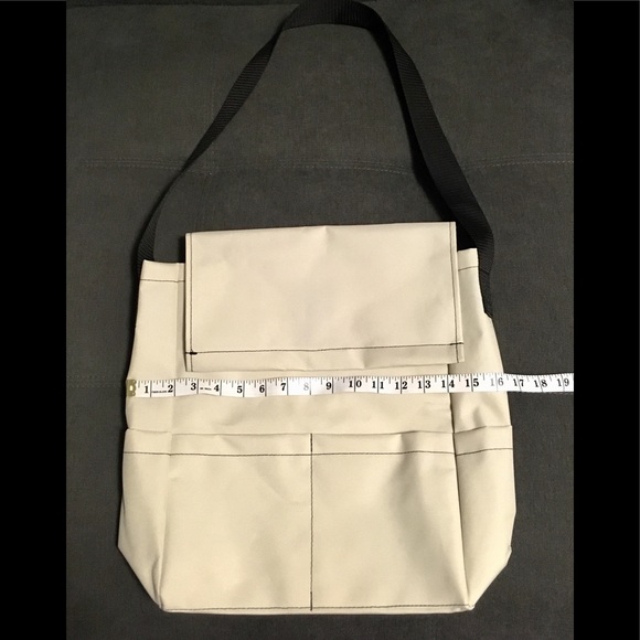Unisex Minimalist Messenger Bag (NWOT) - Picture 3 of 8